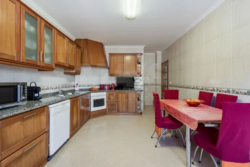Luxury 3-bedroom apartment with garage and private terrace
