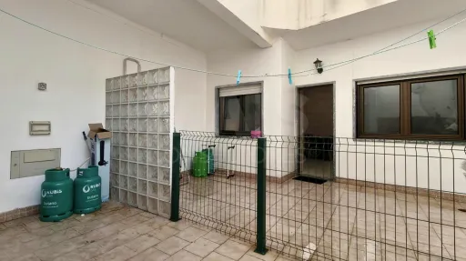 Apartamento T2 com Terraço e Potencial | Centro das Caldas da Rainha