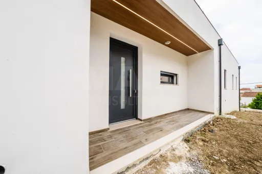 Moradia V3  moderna com piscina, vista de campo e excelente localização  Matas – Lourinhã
