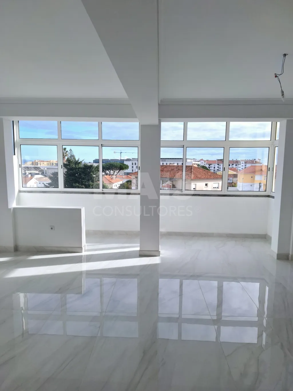 Apartamento T3 Remodelado em Carcavelos, Cascais