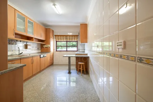 3-Bedroom Apartment in Linda-a-Velha