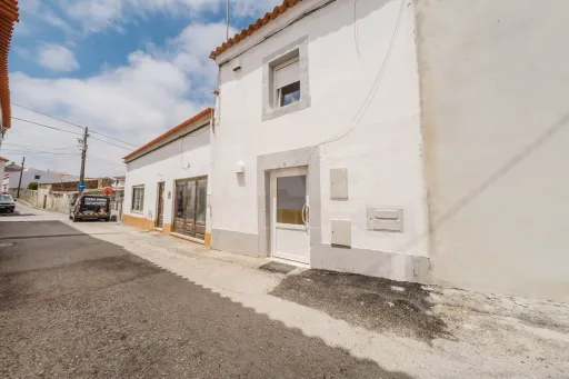 Moradia T2 com Logradouro no Centro histórico de Atouguia da Baleia