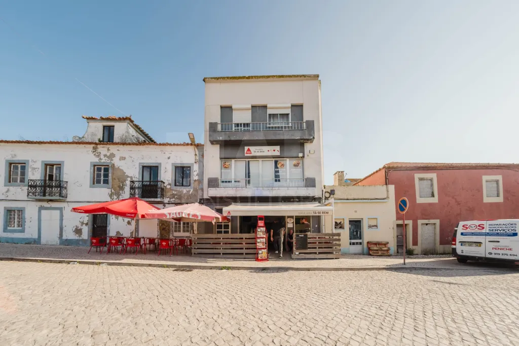 Prédio no centro de Peniche – com comércio e habitação, vista mar