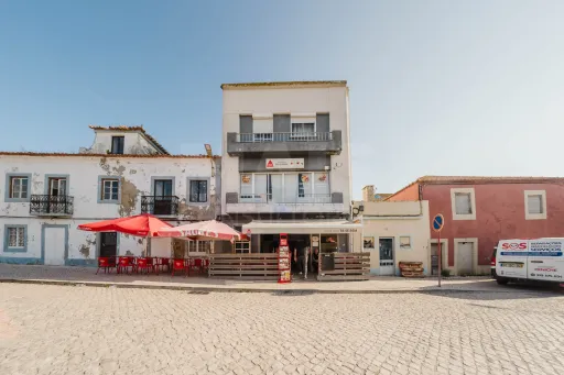 Prédio no centro de Peniche – com comércio e habitação, vista mar