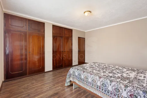 Moradia T4 com cave, garagem e quintal no centro de Peniche