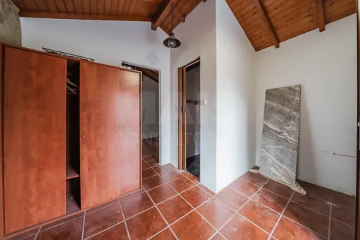 Moradia T3 com comércio e terraço no Coto