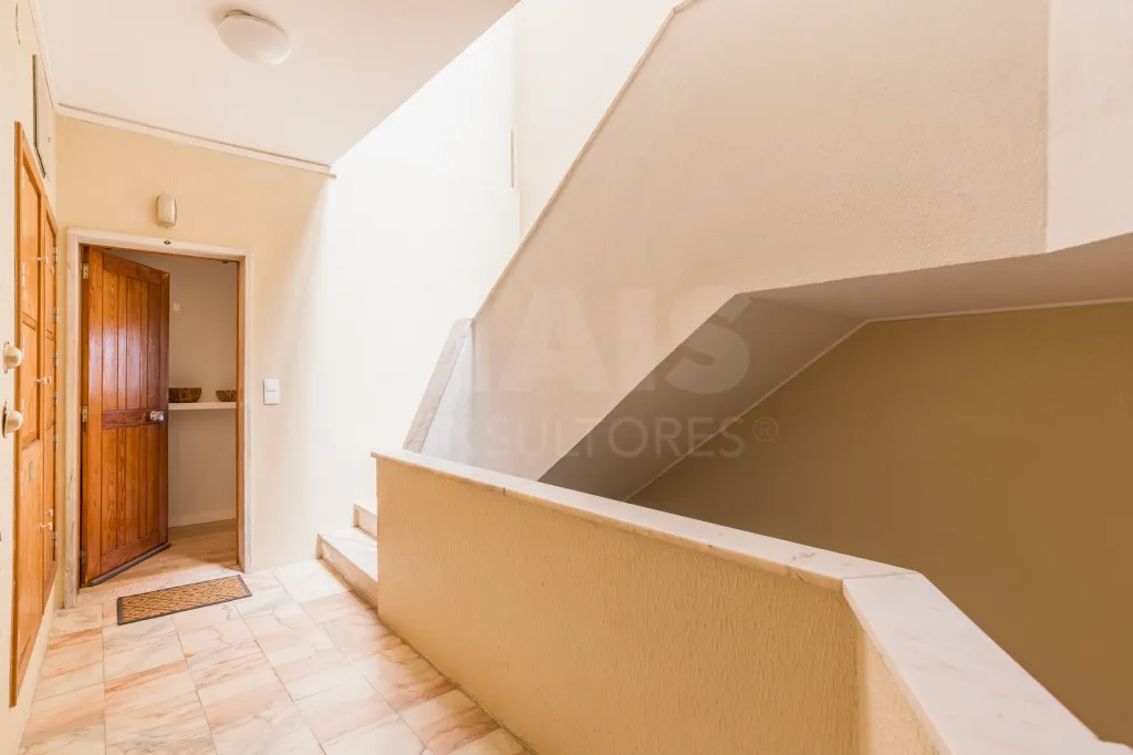 Último Piso | T2 Totalmente Remodelado | 2 Varandas | Vista Desafogada