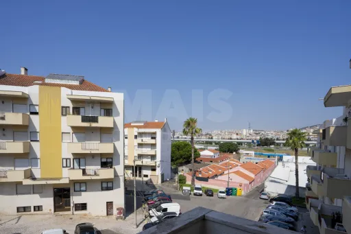 3-Bedroom Apartment with Excellent Sun Exposure | Balconies | Storage Room | Metro 600 m Away | Olival Basto – Odivelas