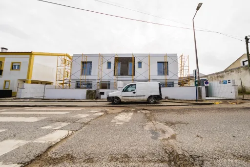 Exclusiva Moradia T4 Moderna com Conforto e Elegância Perto das Praias de Peniche