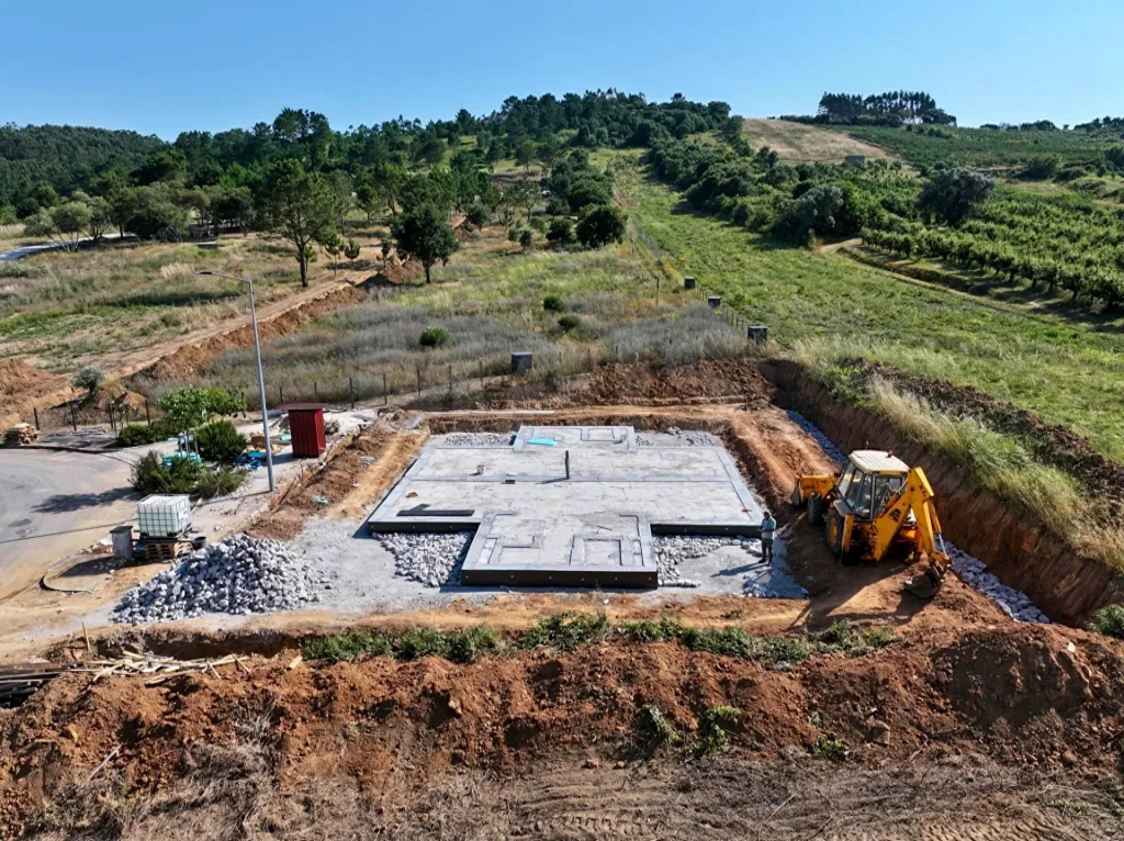 Moradia T3 Geminada c/ 1 Suite, Jardim, Parqueamento e Piscina! (LT2)