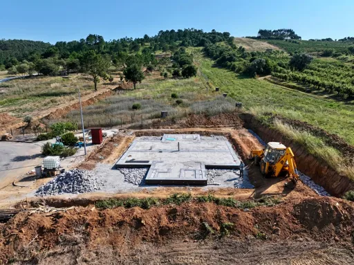 Moradia T3 Geminada c/ 1 Suite, Jardim, Parqueamento e Piscina! (LT2)