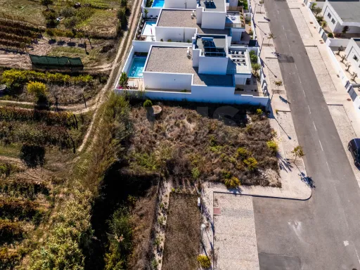 Lote Terreno com projeto aprovado para moradia T3 com Piscina
