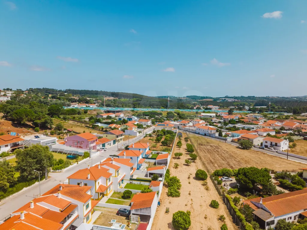 Moradia T4 com Jardim, Garagem e Churrasqueira no Centro de Olho Marinho – Óbidos