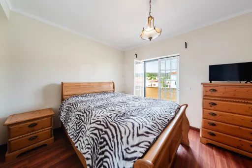 Moradia T4 em Olho Marinho | 260m² | Lote 734m²