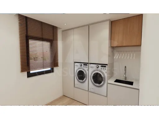 Moradia Contemporânea T4 com Suite Master, Piscina de Água Salgada, Garagem e Acabamentos Premium !