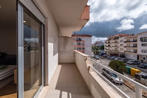 Apartamento T3 Renovado com Garagem Box – Cidade Nova, Caldas da Rainha
