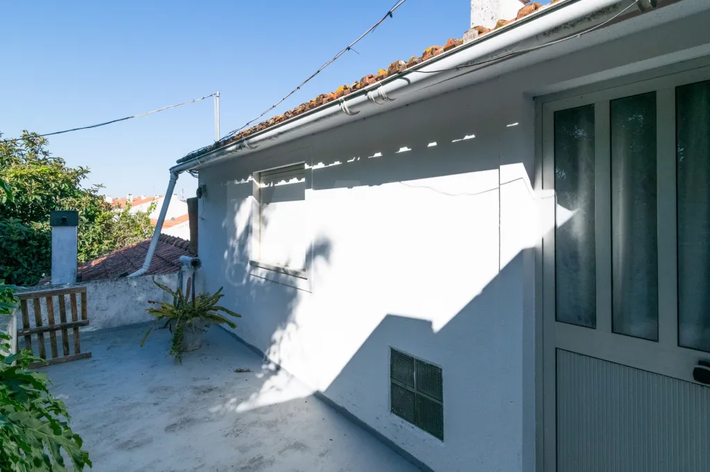 Duas Moradias com Terreno de 1.480 m² no centro da Lourinhã