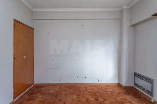 3-bedroom apartment in Alvalade, near Padre António Vieira Secondary School