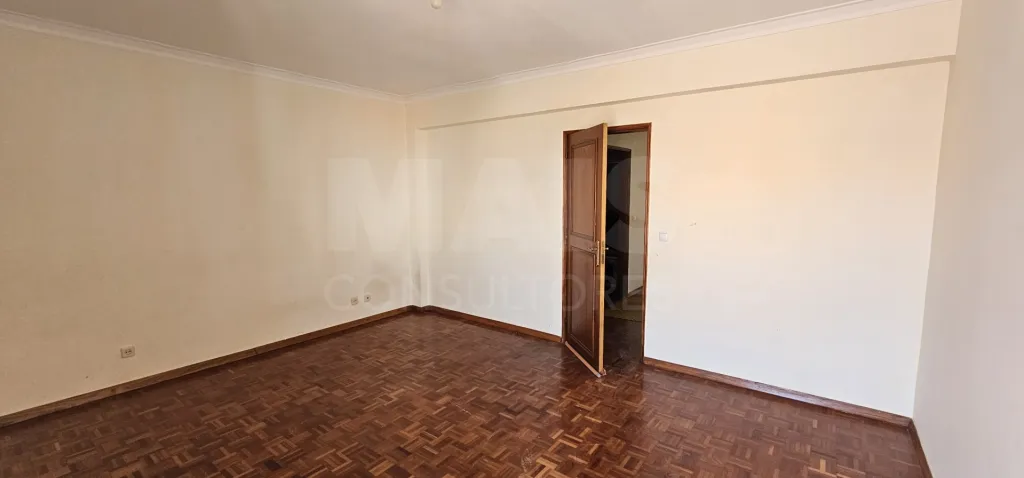 Apartamento T3 no Centro de Alpiarça | Áreas Generosas, Varandas e Excelente Localização
