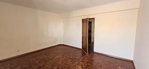 Apartamento T3 no Centro de Alpiarça | Áreas Generosas, Varandas e Excelente Localização