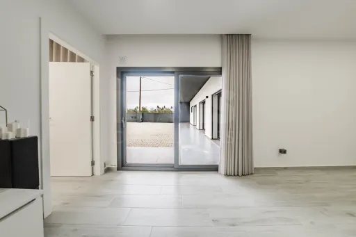 Moradia T3 Térrea Moderna em terreno c/ 2.610m2
