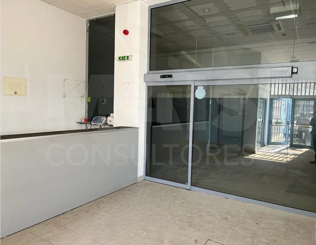 Fantástico Armazem em Prior Velho - Remodelado