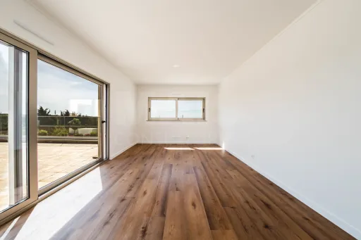 Moradia Contemporânea de Luxo com Vista Barragem, Piscina e 3.000m² Urbanos | Peniche