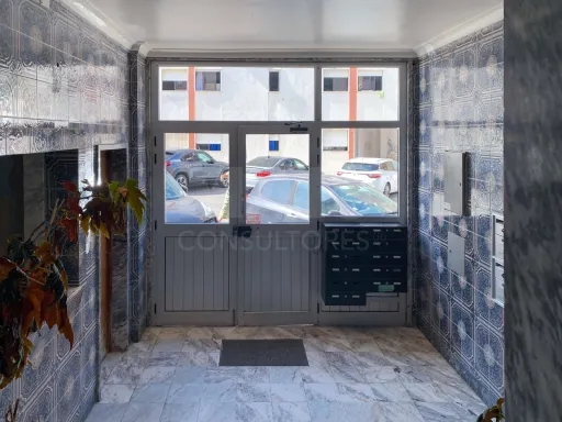 Apartamento remodelado com 5 assoalhadas