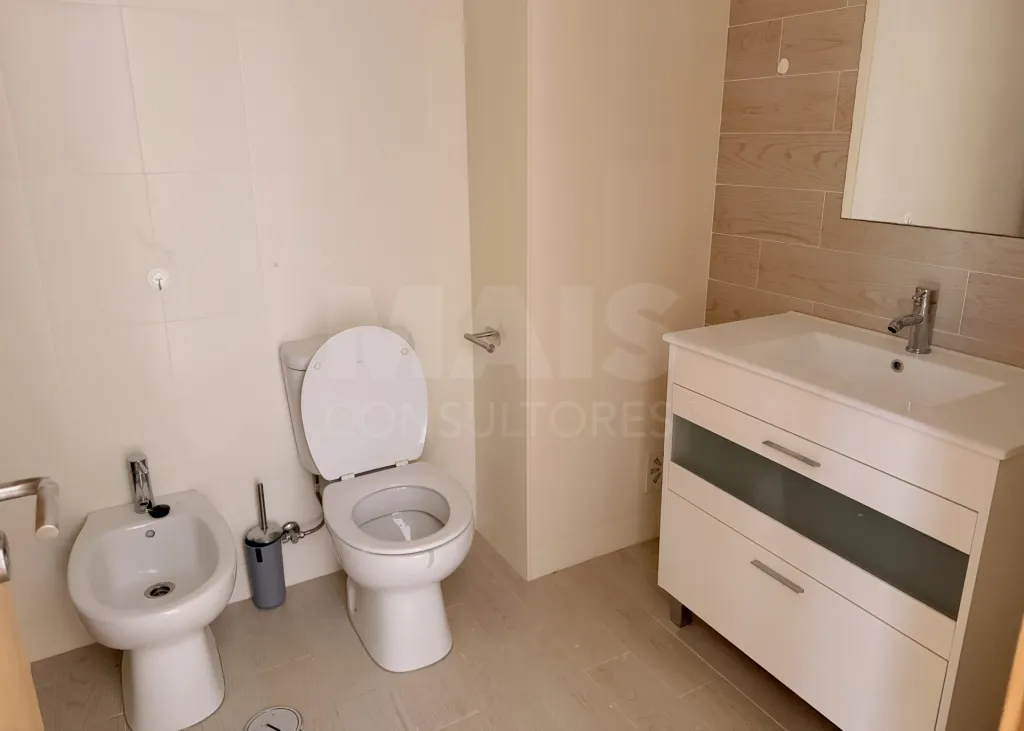 Prédio de Habitação e Comércio em Santa Iria de Azoia