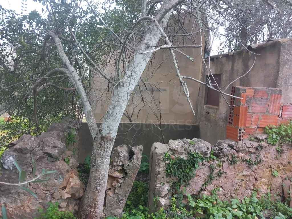 Casa com terreno com possível construção