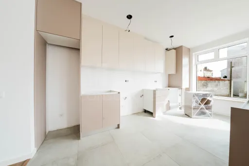 214 m² Store with Potential to Be Converted into a 4-Bedroom Apartment or Two Apartments – Excellent Investment Opportunity