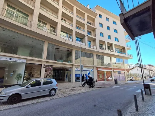 Loja em Centro Comercial junto à Avenida