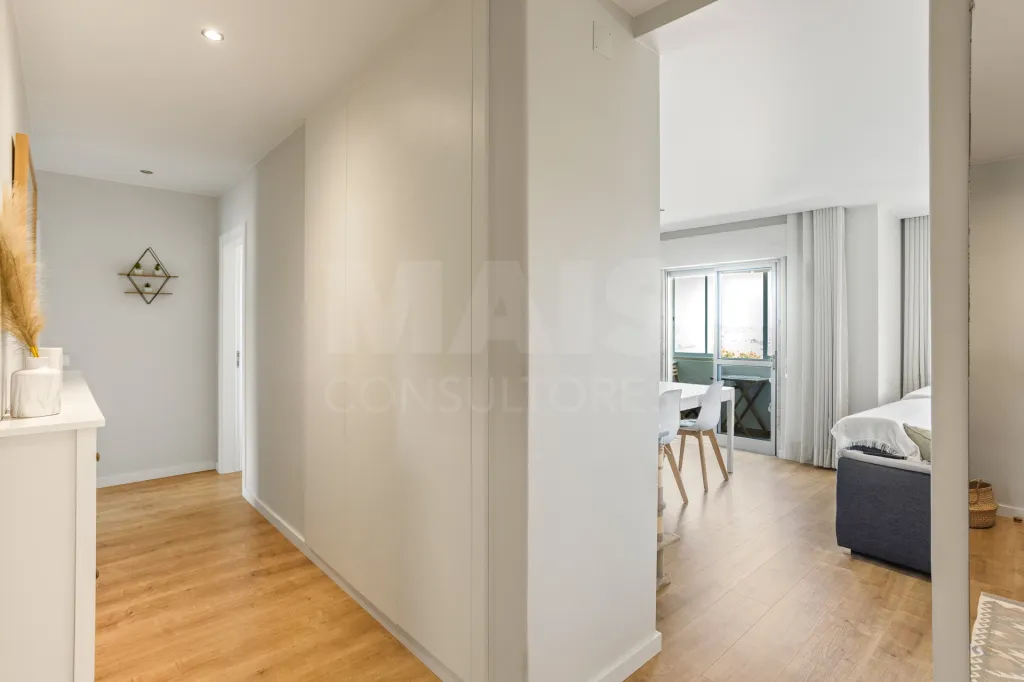 Último Piso | T2 Totalmente Remodelado | 2 Varandas | Vista Desafogada