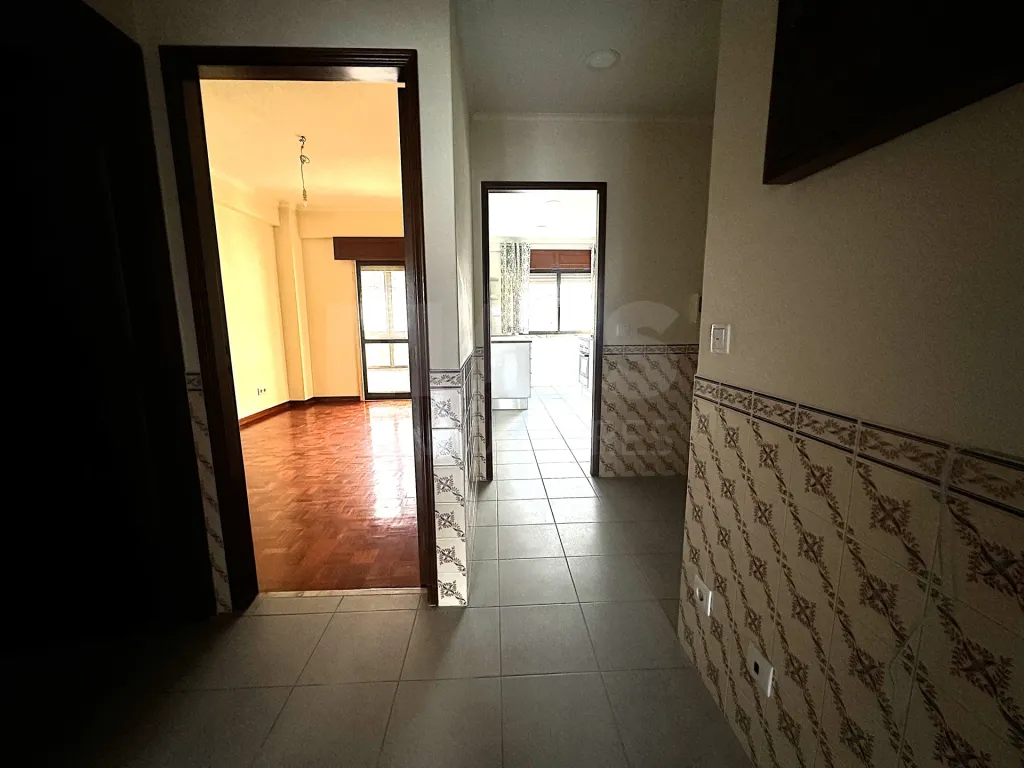 T2 Parcialmente Remodelado com Arrecadação | Brandoa