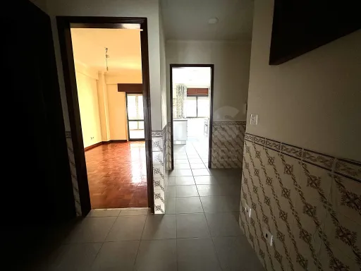 T2 Parcialmente Remodelado com Arrecadação | Brandoa
