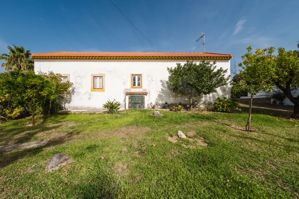 Propriedade única, a apenas 2 km de Alcobaça, com mais de 30.000 m² de terreno