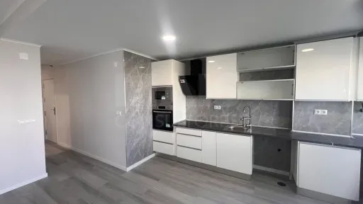T2 Remodelado com Varanda em Oeiras