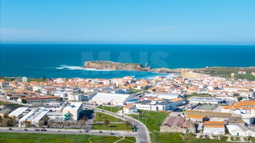 Apartamento T2 com varandas e arrecadação em Peniche