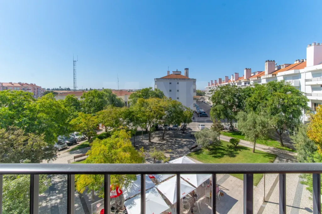 Apartamento T3 com varandas, arrecadação e vista desafogada em Samora Correia