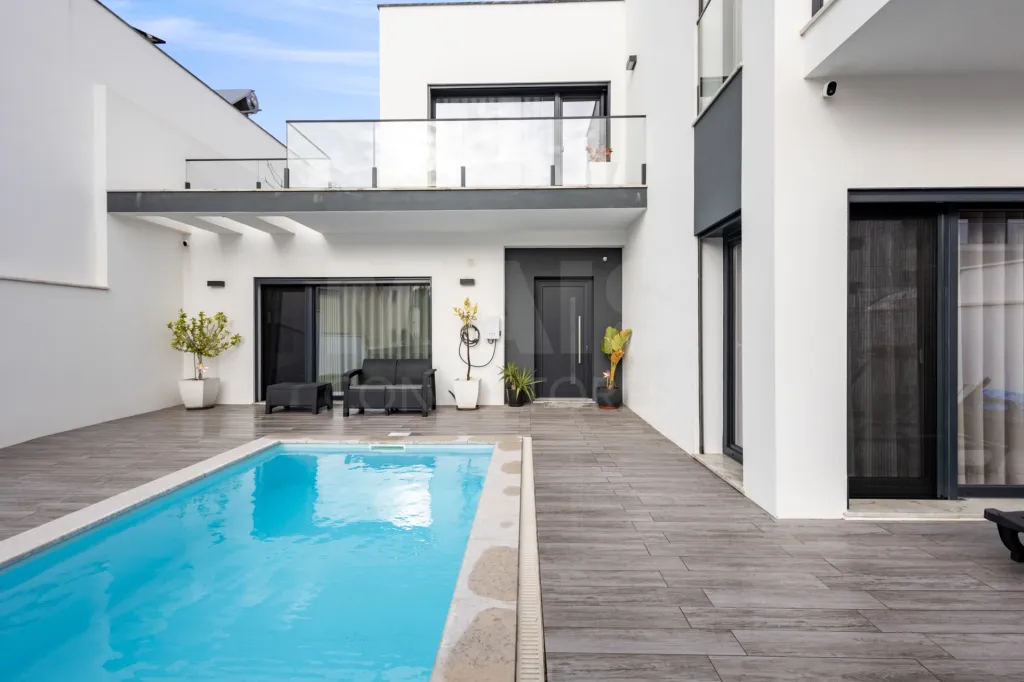 Moradia semi-nova T3 com piscina e vista mar