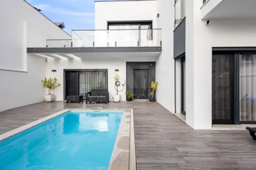 Moradia semi-nova T3 com piscina e vista mar