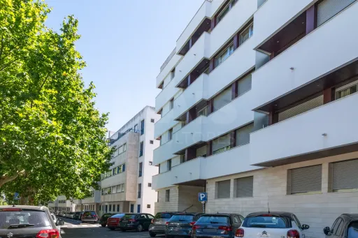 One-bedroom apartment with a terrace and garage in Linda a Velha