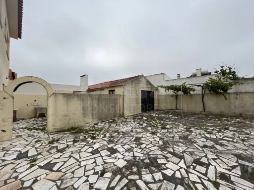Moradia de 2 andares independentes em Atouguia da Baleia