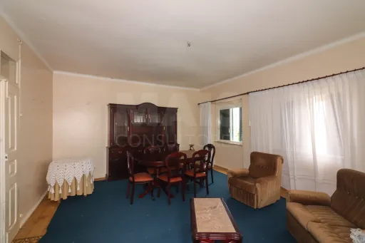 Moradia T3 com Potencial Comercial e Habitacional – Reabilitação em Pocariça / Alenquer
