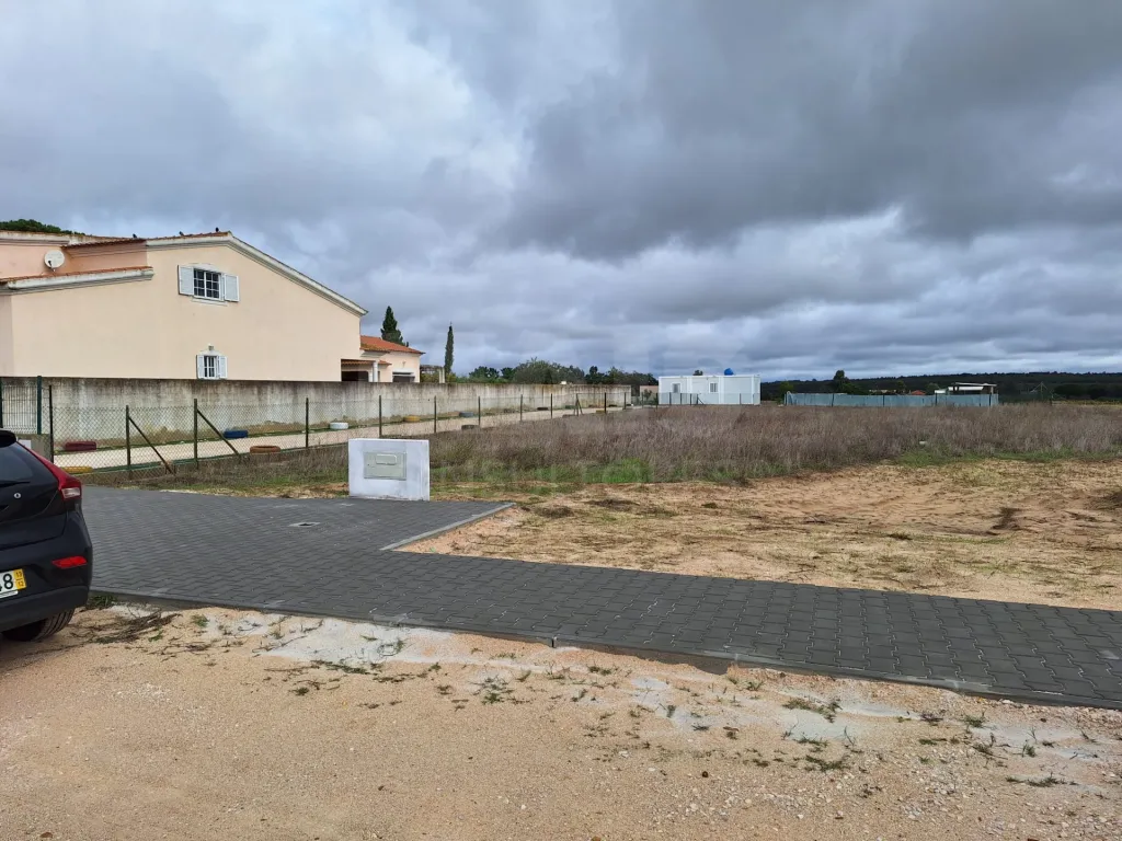 Terreno Urbano com 1327 m2 para construção de moradia.