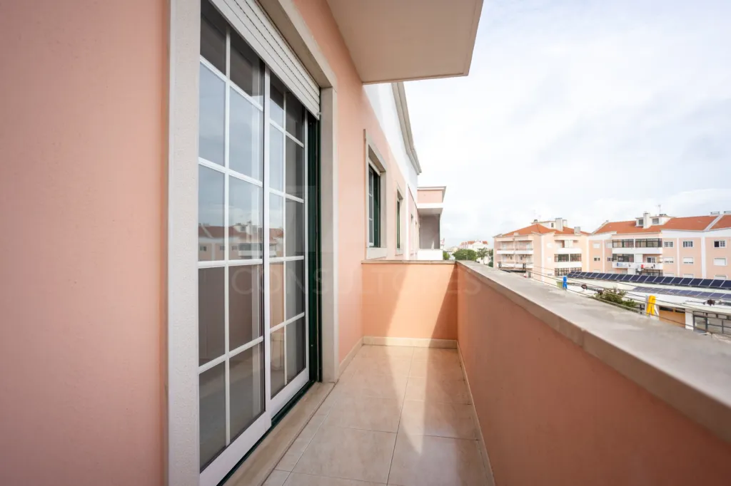Apartamento T3 com excelente localização no Porto Alto
