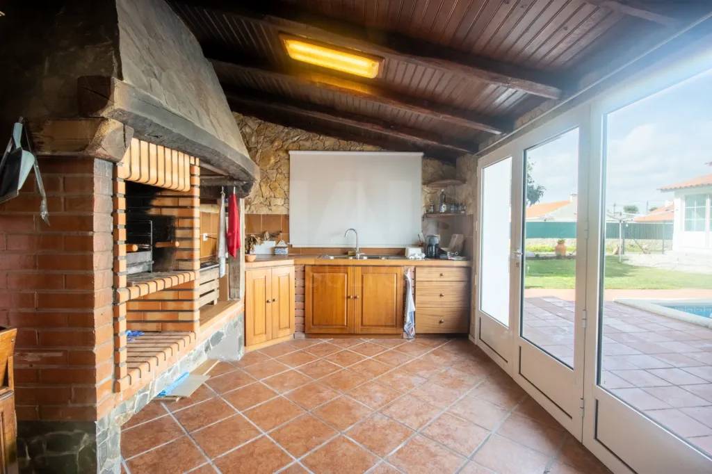 Moradia T3+2 com piscina e jardim a 8km de Caldas da Rainha