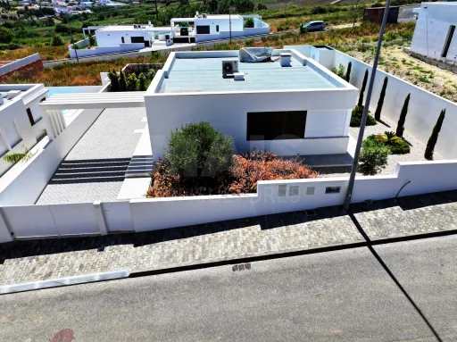Moradia T3 Térrea com Piscina e Jardim !