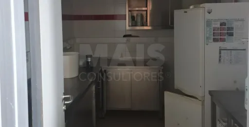 Restaurante junto à linha da praia Ericeira