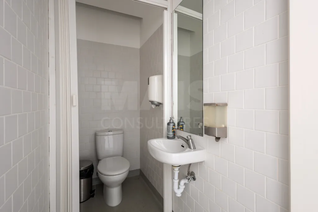 Oportunidade Única no Coração de Peniche — 124 m² com Potencial para Habitação
